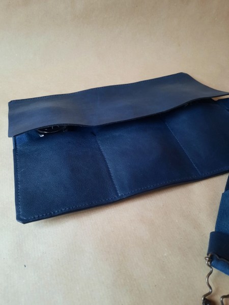 Marmotte en cuir bleu pour 3 montres – Emmanuelle Olivier Maroquinerie