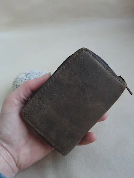 Porte monnaie Zip en cuir marron vintage - Emmanuelle Olivier Maroquinerie