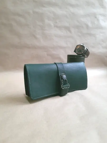 Marmotte en cuir vert pour 2 montres – Emmanuelle Olivier Maroquinerie