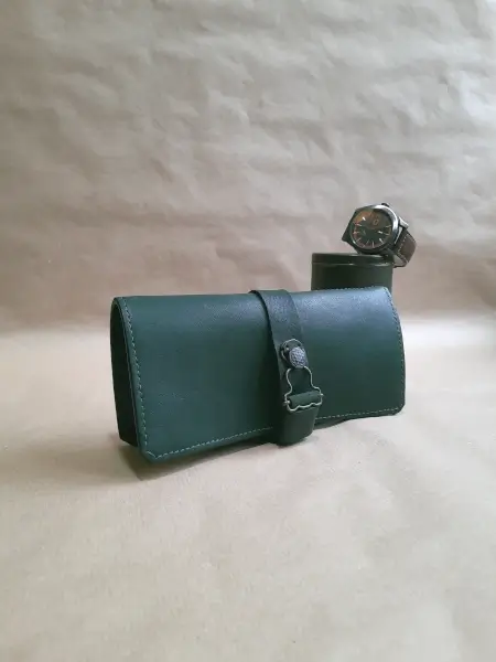 Marmotte en cuir vert pour 2 montres – Emmanuelle Olivier Maroquinerie