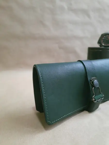 Marmotte en cuir vert pour 2 montres – Emmanuelle Olivier Maroquinerie