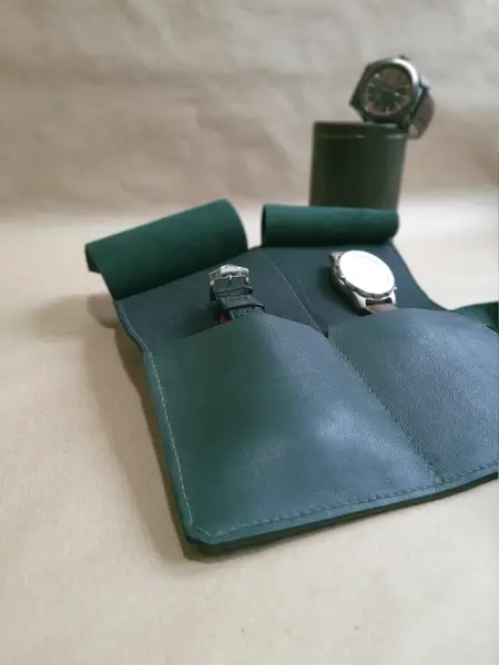 Marmotte en cuir vert pour 2 montres – Emmanuelle Olivier Maroquinerie