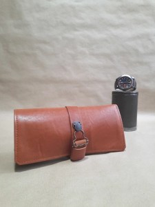 Marmotte en cuir marron cognac pour 2 montres – Emmanuelle Olivier Maroquinerie