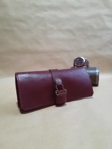 Marmotte en cuir rouge pour 2 montres – Emmanuelle Olivier Maroquinerie