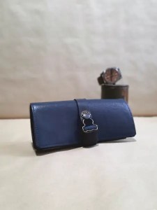 Marmotte en cuir bleu pour 2 montres – Emmanuelle Olivier Maroquinerie