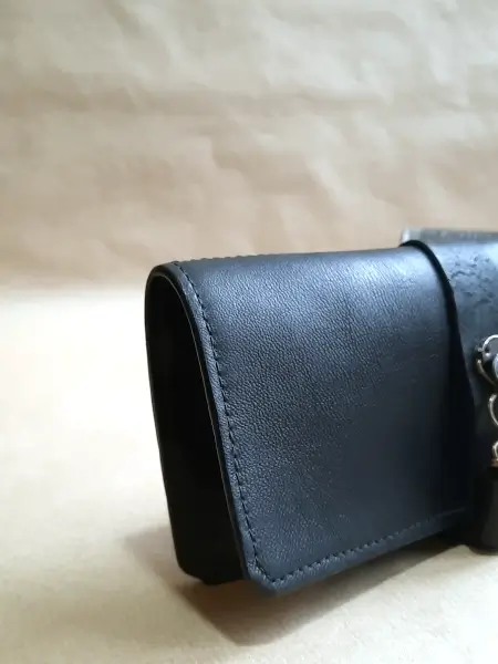 Marmotte en cuir noir pour 2 montres – Emmanuelle Olivier Maroquinerie