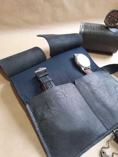 Marmotte en cuir noir pour 2 montres – Emmanuelle Olivier Maroquinerie