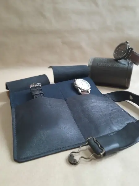 Marmotte en cuir noir pour 2 montres – Emmanuelle Olivier Maroquinerie