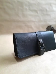 Marmotte en cuir noir pour 2 montres – Emmanuelle Olivier Maroquinerie