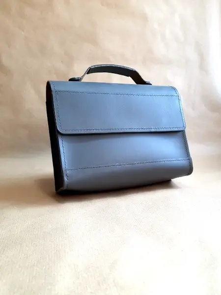 Sac femme cuir gris foncé – Modèle Le 6 pièces – Emmanuelle Olivier Maroquinerie