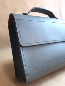 Sac femme cuir gris foncé – Modèle Le 6 pièces – Emmanuelle Olivier Maroquinerie