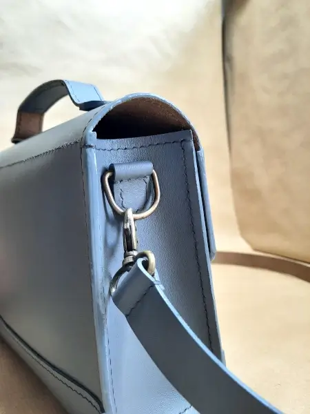 Sac femme cuir gris foncé – Modèle Le 6 pièces – Emmanuelle Olivier Maroquinerie