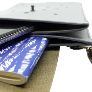 Pochette pour téléphone portable en cuir gris clair - Emmanuelle Olivier Maroquinerie