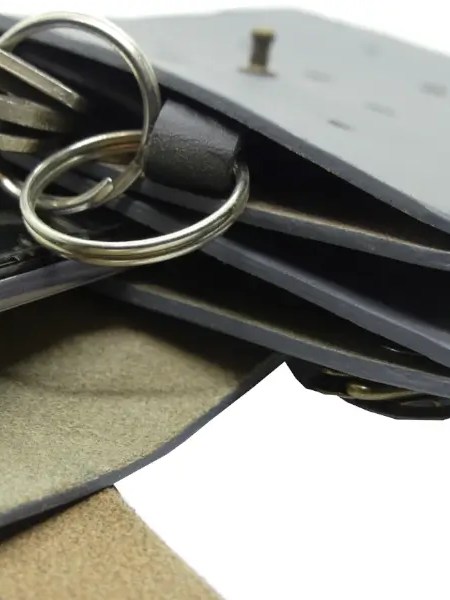 Pochette pour téléphone portable en cuir gris foncé - Emmanuelle Olivier Maroquinerie