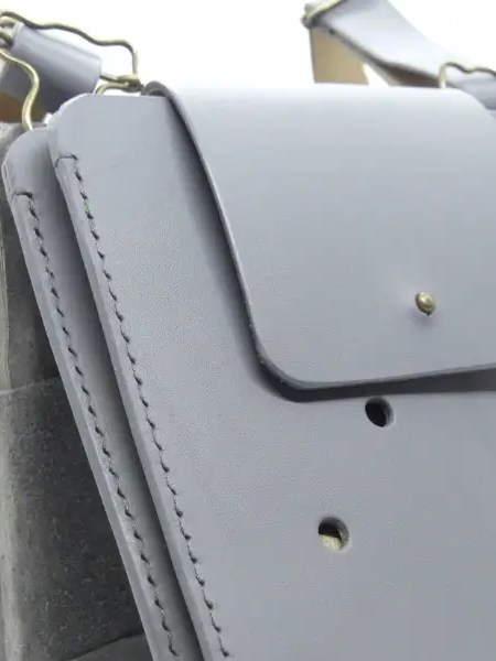 Pochette pour téléphone portable en cuir gris foncé - Emmanuelle Olivier Maroquinerie