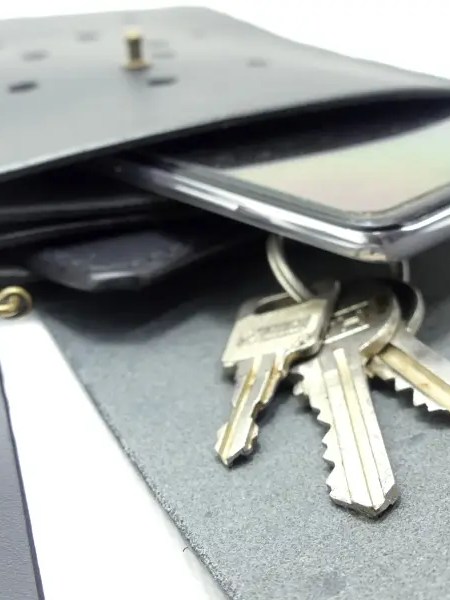 Pochette pour téléphone portable en cuir noir - Emmanuelle Olivier Maroquinerie