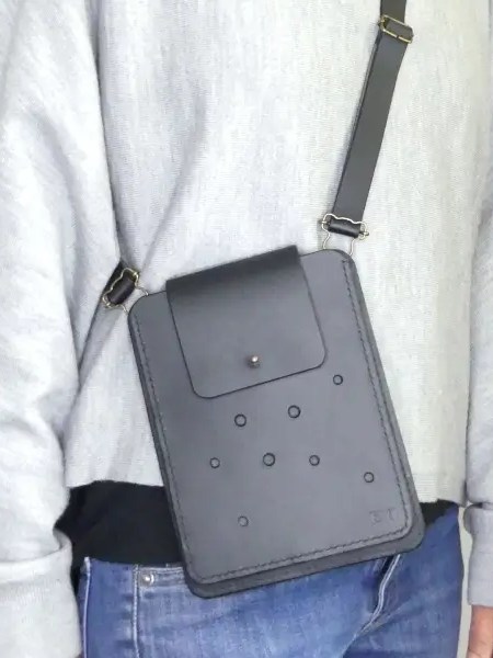 Pochette pour téléphone portable en cuir noir - Emmanuelle Olivier Maroquinerie