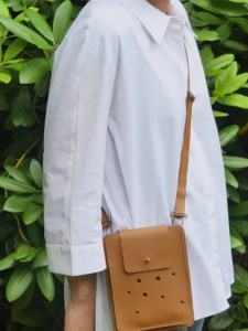 Pochette pour téléphone portable en cuir marron - Emmanuelle Olivier Maroquinerie