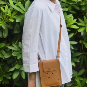 Pochette pour téléphone portable en cuir marron - Emmanuelle Olivier Maroquinerie