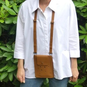 Pochette pour téléphone portable en cuir marron - Emmanuelle Olivier Maroquinerie