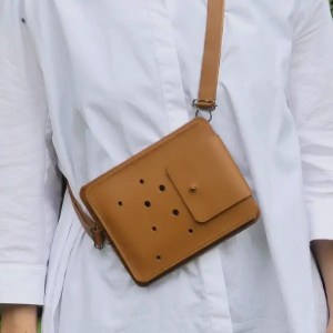 Pochette pour téléphone portable en cuir marron - Emmanuelle Olivier Maroquinerie