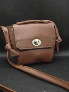 Micro Sac en cuir grainé marron foncé - Le petit chéri -Emmanuelle Olivier Maroquinerie