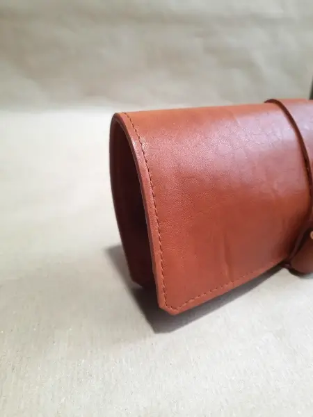 Marmotte en cuir marron cognac pour 2 montres – Emmanuelle Olivier Maroquinerie