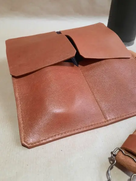 Marmotte en cuir marron cognac pour 2 montres – Emmanuelle Olivier Maroquinerie