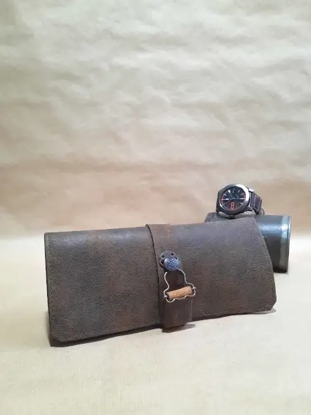 Marmotte en cuir marron vintage pour 2 montres – Emmanuelle Olivier Maroquinerie