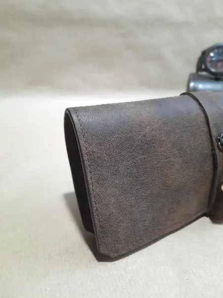 Marmotte en cuir marron vintage pour 2 montres – Emmanuelle Olivier Maroquinerie