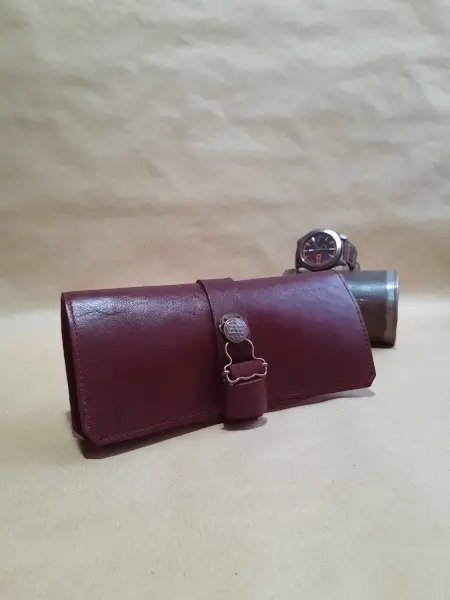 Marmotte en cuir en cuir rouge Bordeaux pour 2 montres – Emmanuelle Olivier Maroquinerie