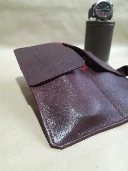 Marmotte en cuir en cuir rouge Bordeaux pour 2 montres – Emmanuelle Olivier Maroquinerie