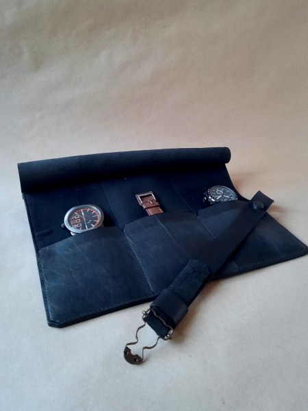 Marmotte en cuir noir pour 3 montres – Emmanuelle Olivier Maroquinerie