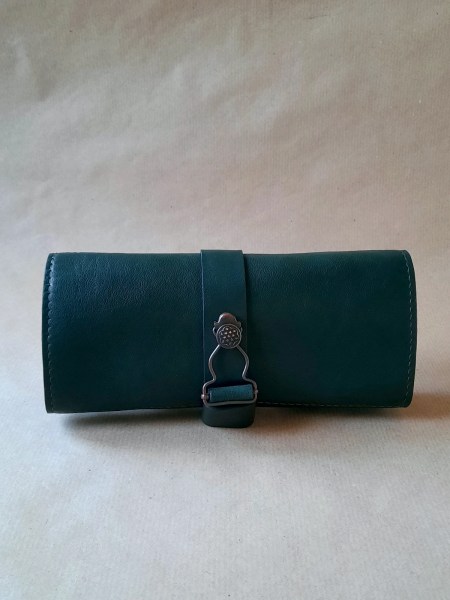 Marmotte en cuir vert pour 3 montres – Emmanuelle Olivier Maroquinerie