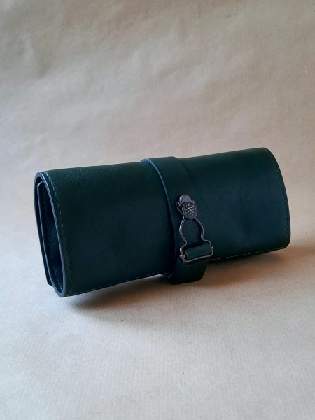 Marmotte en cuir vert pour 3 montres – Emmanuelle Olivier Maroquinerie