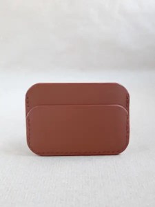 Porte-cartes en cuir marron lisse - Cousu main - Emmanuelle Olivier Maroquinerie