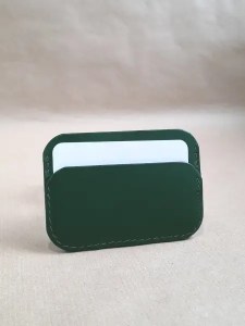 Porte-cartes en cuir vert lisse - Cousu main - Emmanuelle Olivier Maroquinerie