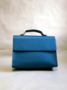 Sac femme cuir bleu – Modèle Le 6 pièces – Emmanuelle Olivier Maroquinerie