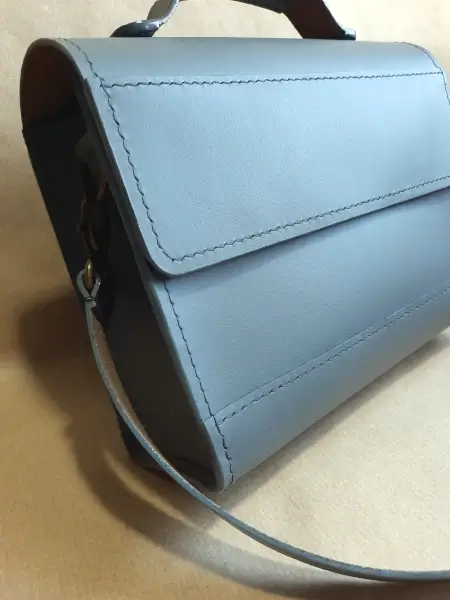 Sac femme cuir gris foncé – Modèle Le 6 pièces – Emmanuelle Olivier Maroquinerie