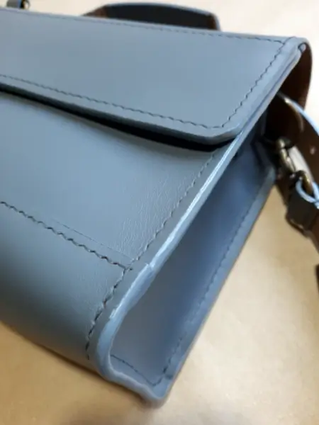 Sac femme cuir gris foncé – Modèle Le 6 pièces – Emmanuelle Olivier Maroquinerie