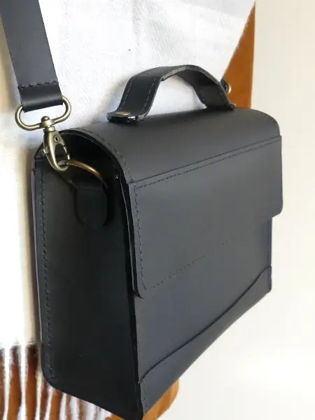 Sac femme cuir noir – Modèle Le 6 pièces – Emmanuelle Olivier Maroquinerie