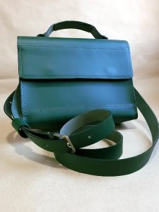 Sac femme en cuir vert – Modèle Le 6 pièces – Emmanuelle Olivier Maroquinerie