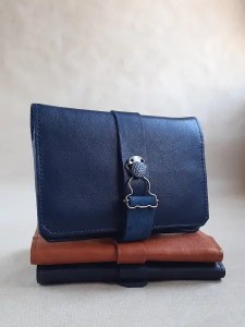 Blague à tabac en cuir bleu – Emmanuelle Olivier Maroquinerie