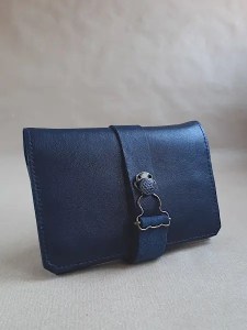 Blague à tabac en cuir bleu – Emmanuelle Olivier Maroquinerie