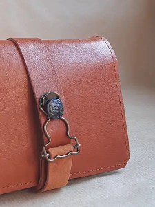 Blague à tabac en cuir marron cognac – Emmanuelle Olivier Maroquinerie