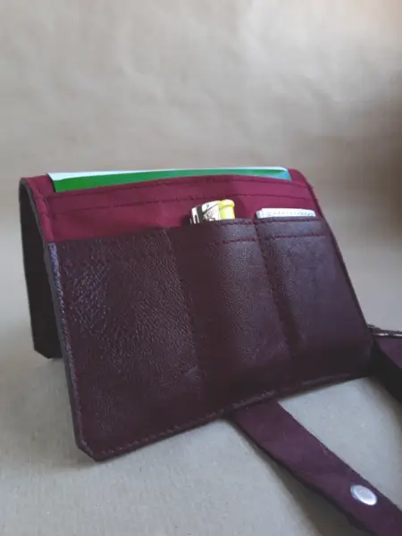 Blague à tabac en cuir rouge Bordeaux - Fabrication française - Emmanuelle Olivier Maroquinerie