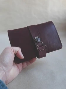 Blague à tabac en cuir rouge Bordeaux - Cousue à la main - Emmanuelle Olivier Maroquinerie