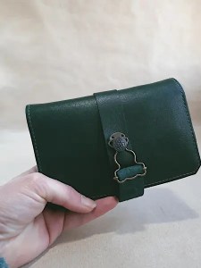 Blague à tabac en cuir basane vert - Cousu à la main - Emmanuelle Olivier Maroquinerie