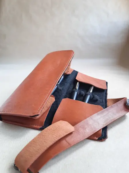 Etui en cuir basane marron cognac pour 12 stylos - Emmanuelle Olivier Maroquinerie