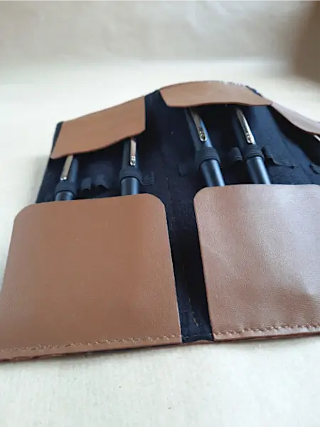 Etui en cuir marron clair pour 12 stylos - Emmanuelle Olivier Maroquinerie